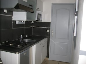 Fridge, microwave, stovetop, coffee/tea maker