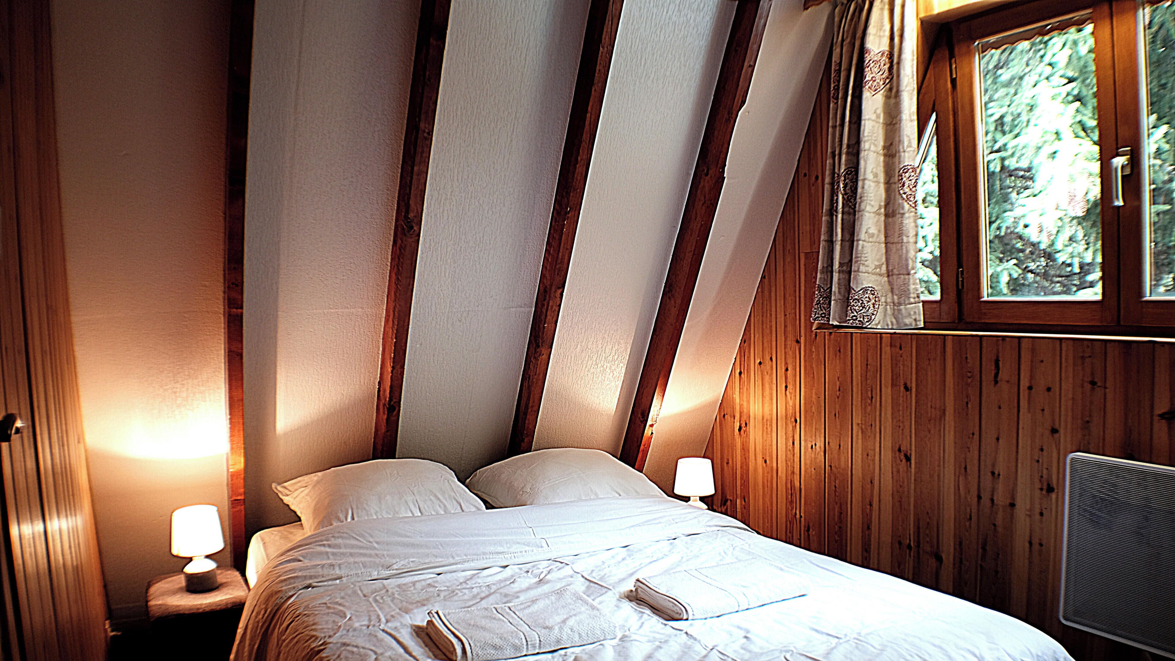 5 bedrooms, iron/ironing board, WiFi (free), bed sheets