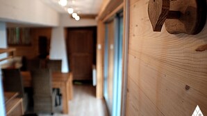 Una pared de madera con un corte en forma de corazón y una puerta de madera.