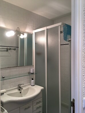 Een douche, een haardroger