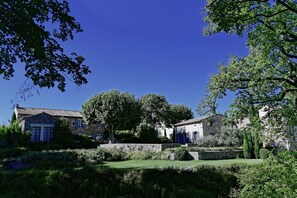 Exterior - LE JAS, the cottage whose decoration is directly inspired by nature  (Goult)