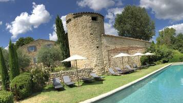 Een verwarmd zwembad