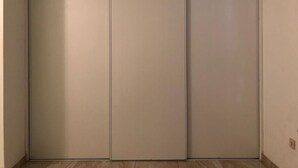 Une porte coulissante fermée, au design simple, qui donne probablement sur une pièce ou un espace de rangement.