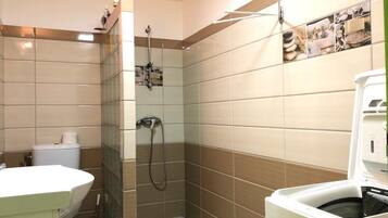 Douche, serviettes fournies, papier toilette