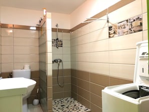 Douche, serviettes fournies, papier toilette