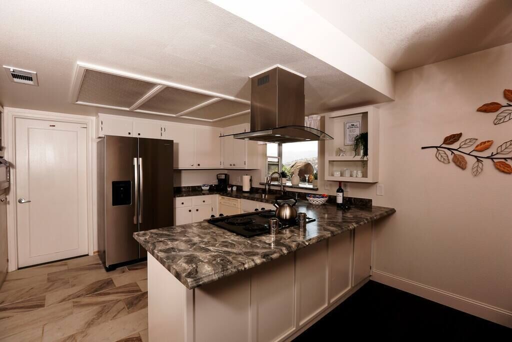 Kjøleskap, mikrobølgeovn, ovn og kokeplater