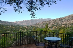 Outdoor dining - The Shady Knoll (Three Rivers)