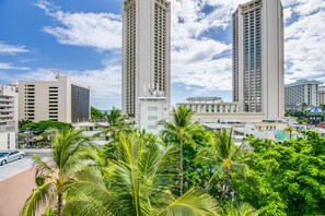 Exterior - Comfortable, Bright and airy condo w/ full kitchen, sleeps four (Honolulu)