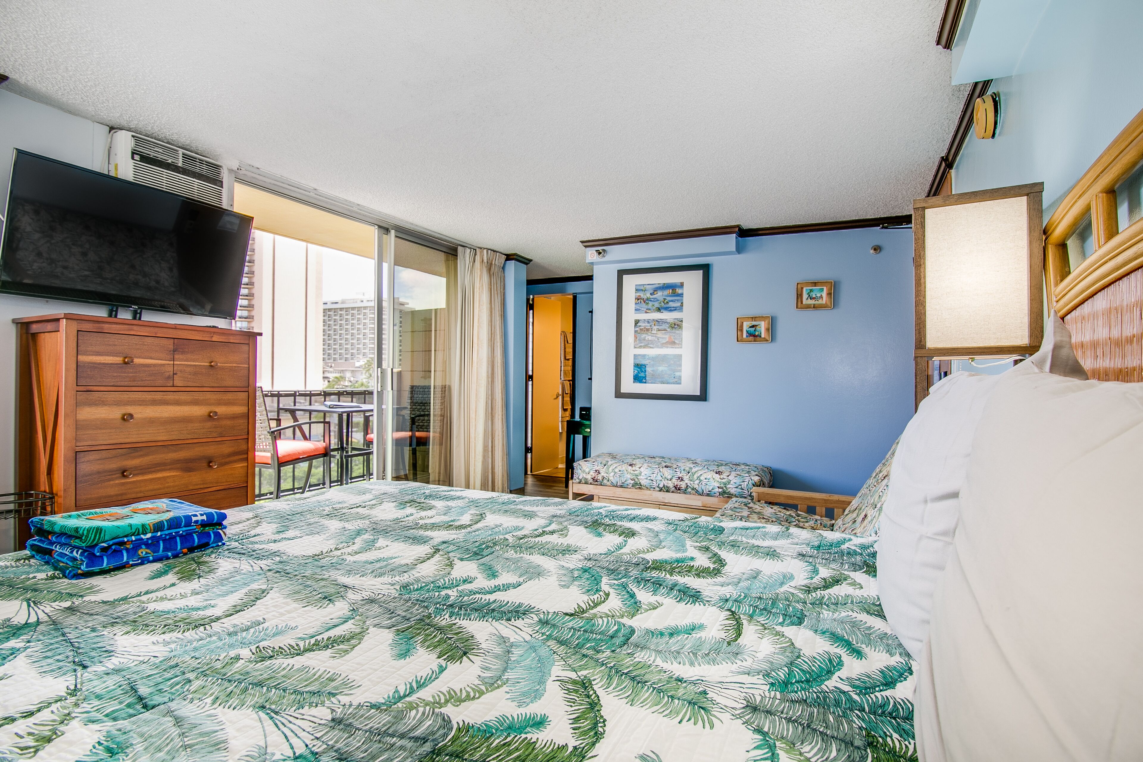 1 bedroom, desk, iron/ironing board, internet