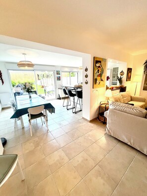 電視、DVD 播放機、書籍、音樂庫