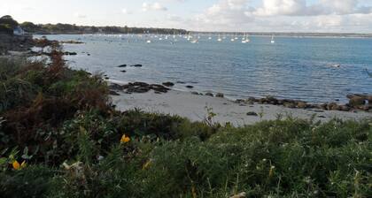 Lumineuse propriete, confortable et au calme, emplacement idéal 300m de la plage