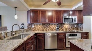 Geladeira, micro-ondas, fogão, cooktop