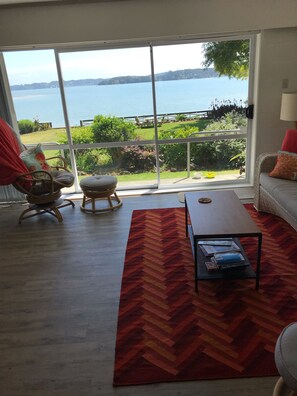 TV, books - Secluded Beachfront Home with your very own beach (Paihia)