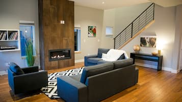 Smart TV, fireplace