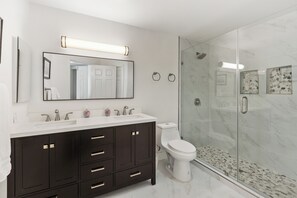 Ensemble baignoire-douche, serviettes fournies