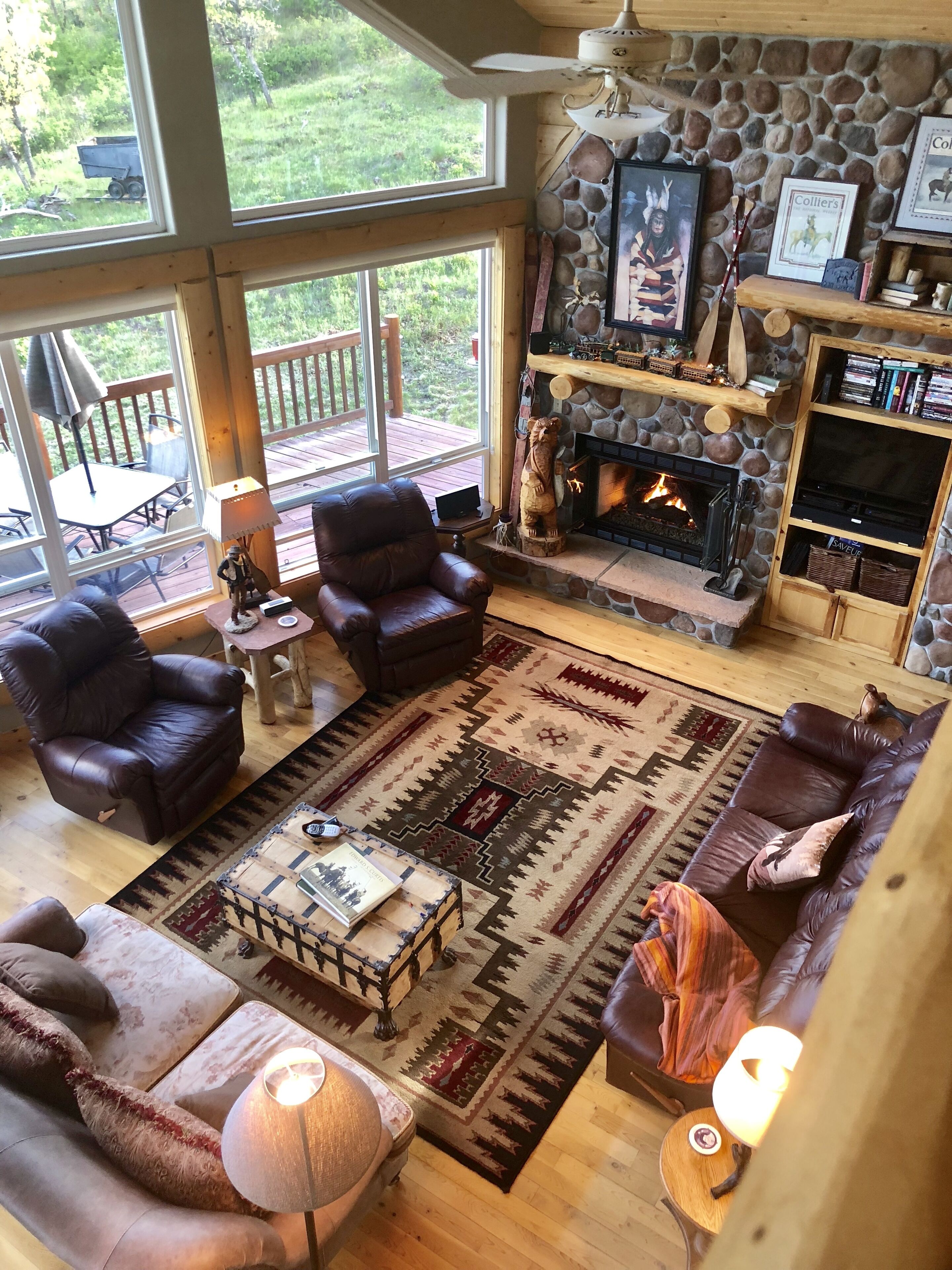 Una Smart TV, una chimenea, un reproductor de DVD, libros