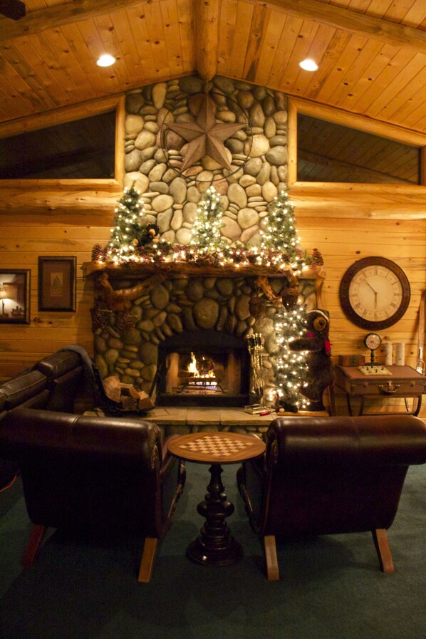 Interior - Big Bear Lake Cabin: 3B-2B - half mile to Snow Summit.  Walk to Lake.  Hot Tub. (Big Bear Lake)