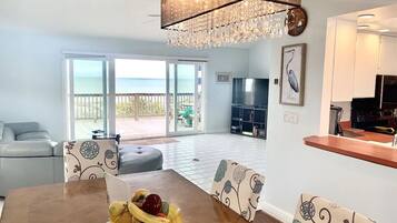 Een televisie en een open haard