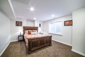 2 bedrooms, desk, iron/ironing board, WiFi