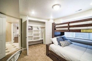 2 Schlafzimmer, Schreibtisch, Bügeleisen/Bügelbrett, WLAN