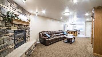 TV connectée, cheminée, vidéothèque, chaîne hi-fi