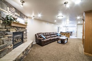 TV connectée, cheminée, vidéothèque, chaîne hi-fi