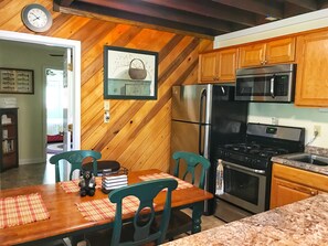Fridge, microwave, oven, stovetop - Barb's House - The Cabins at Crabtree Falls  (Tyro)