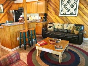 TV, DVD player, books, video library - Barb's House - The Cabins at Crabtree Falls  (Tyro)