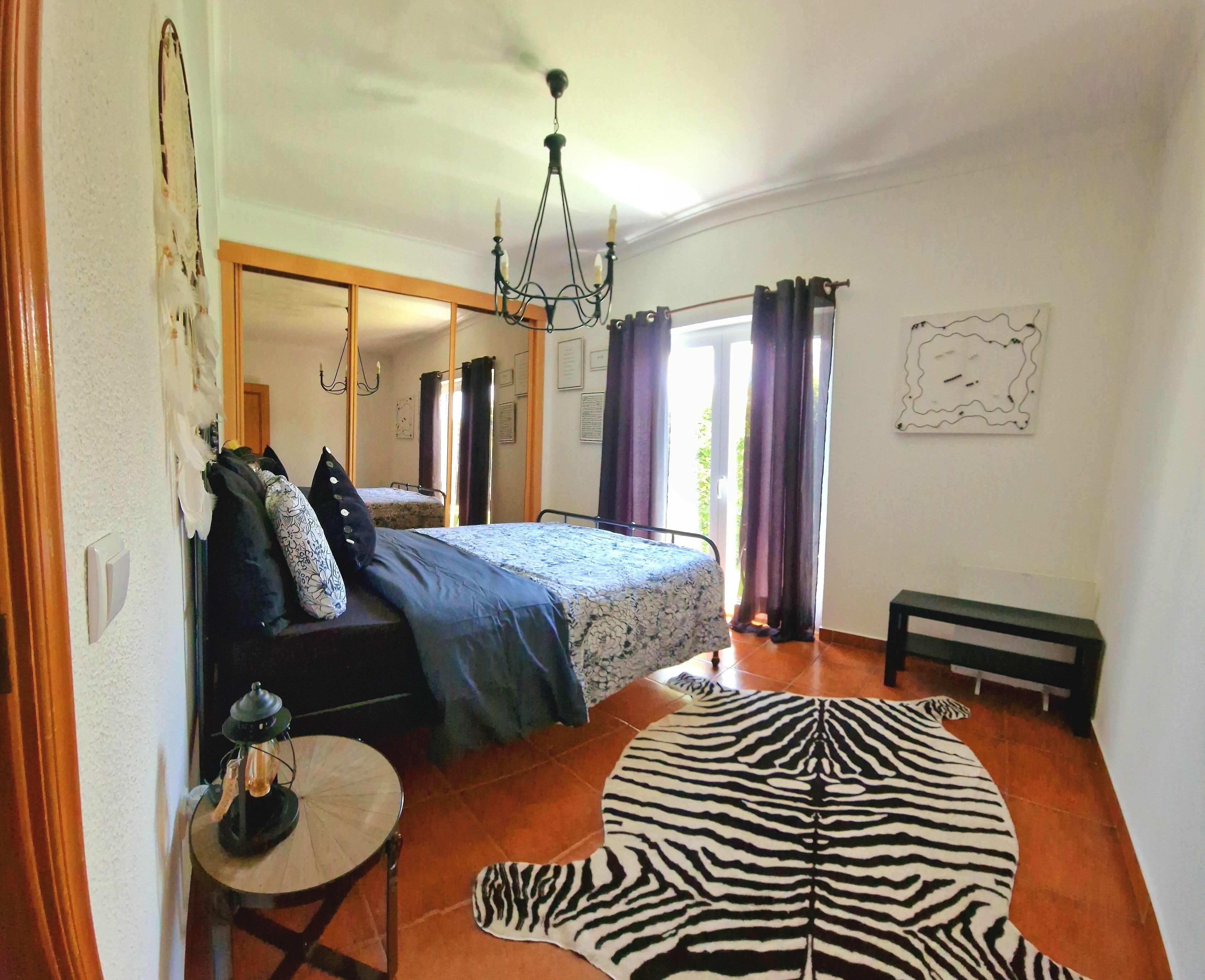 3 quartos, cofres nos quartos, ferros/tábuas de passar roupa