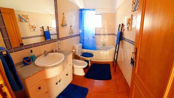Ensemble douche/baignoire, sèche-cheveux, bidet, serviettes fournies