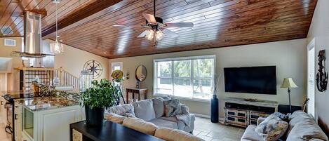 TV connectée, baby-foot, livres