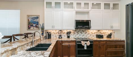 Private kitchen | Fridge, microwave, oven, stovetop