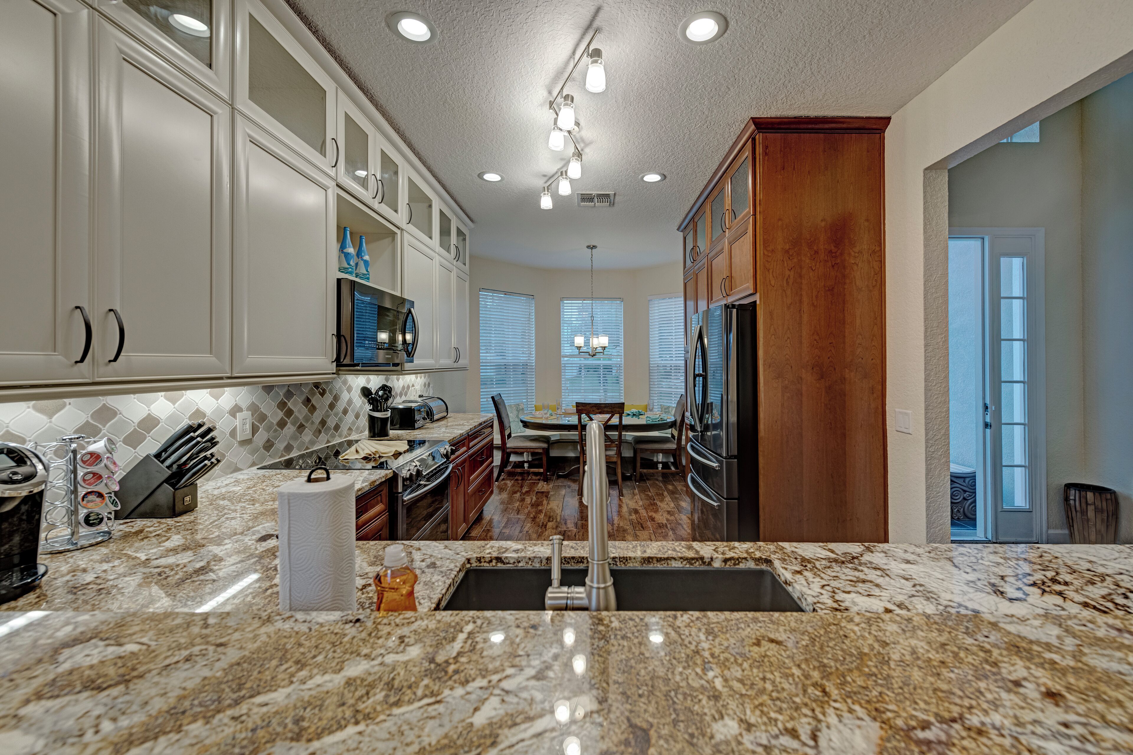 雪櫃、微波爐、焗爐、爐具