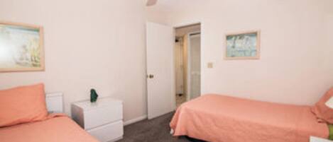 2 habitaciones, tabla de planchar con plancha, wifi y ropa de cama