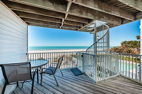 Quaint 2 Bedrooms, 2 Bathrooms, Sleeps 4 On the beach with pool 2nd floor views
