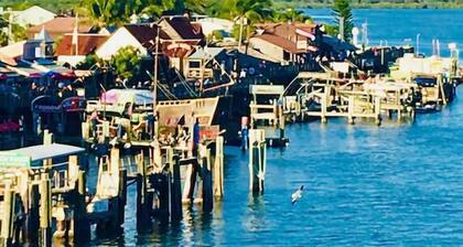 Quaint 2 Bedrooms, 2 Bathrooms, Sleeps 4 On the beach with pool 2nd floor views