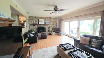 تلفزيون ذكي، مدفأة، مشغل دي في دي، تنس طاولة