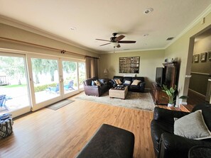 Smart TV, fireplace, DVD player, table tennis