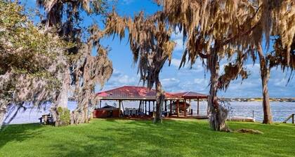 Spectacular 4 Makuuhuone, 3 Bath House, Vuodepaikkoja 10 Kauniilla Lake June