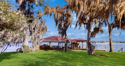 Lakeside Paradise Escape: Large Lakefront home W/ Dock, Boatlift & Jet Ski Float