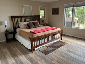 4 bedrooms, desk, iron/ironing board, travel crib - Round Lake Roost—escape to A Summer Paradise! (Hayward)