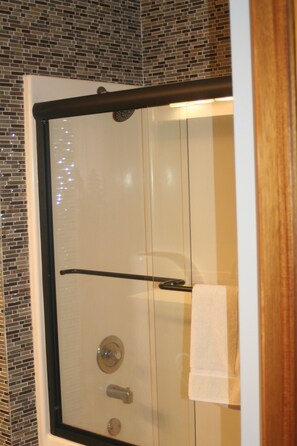 Combined shower/bathtub, hair dryer, towels, soap - Bears Den on the private lake (Winter)