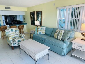 Télévision, table de tennis de table, livres