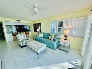 Télévision, table de tennis de table, livres