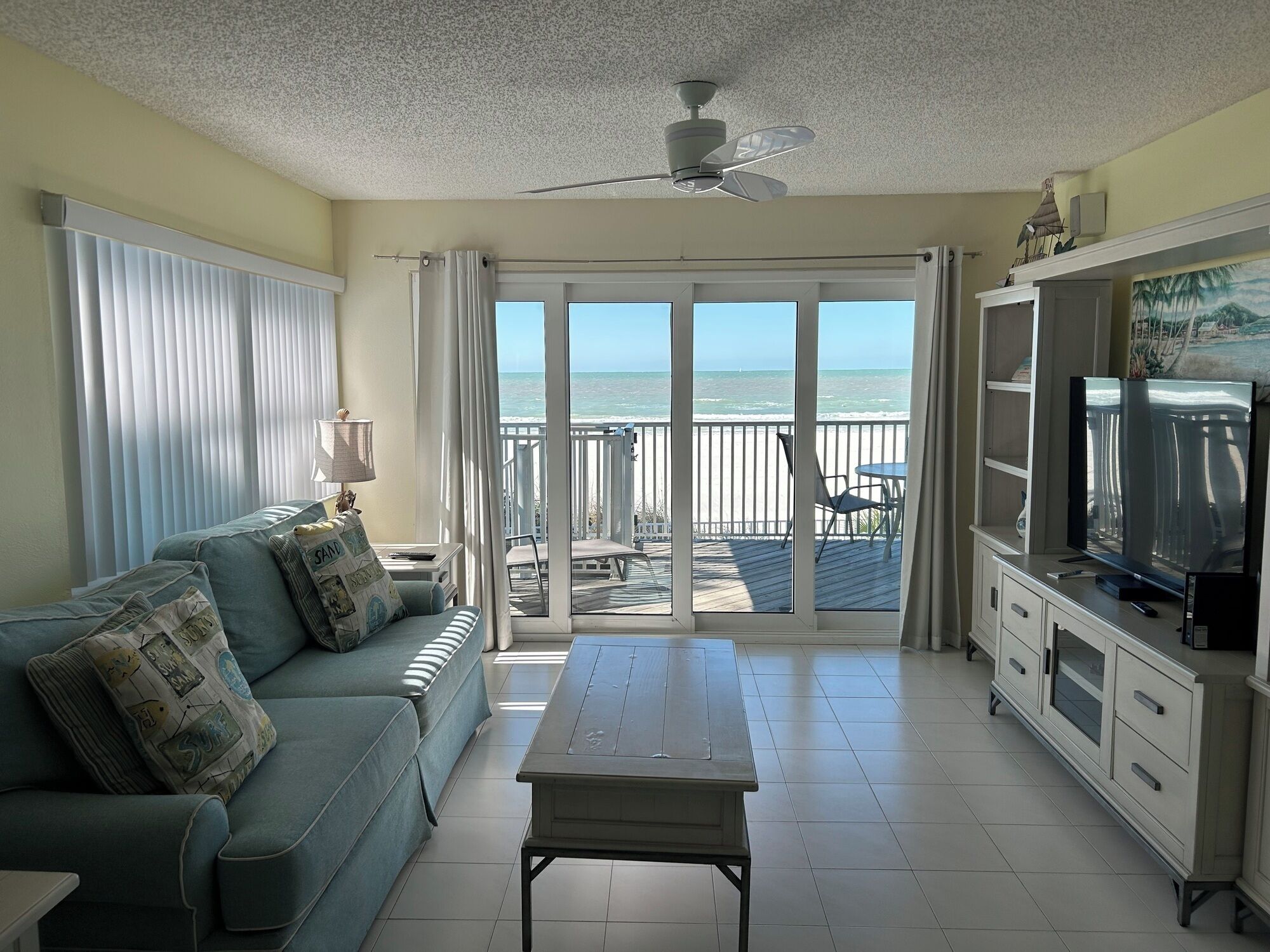 Een televisie, een tafeltennistafel en boeken