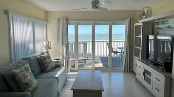 Een televisie, een tafeltennistafel en boeken