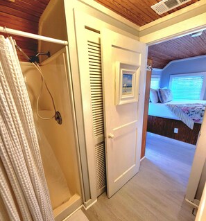 1 habitación, escritorio, tabla de planchar con plancha y wifi 