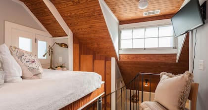 Carriage House, Forsyth Park, Pet friendly, private courtyard 🩷