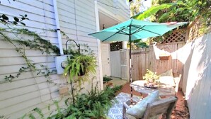 Terrace/patio - Carriage House, Forsyth Park, Pet friendly, private courtyard 🩷 (Savannah)