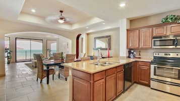 Jääkaappi, mikroaaltouuni, uuni, liesi